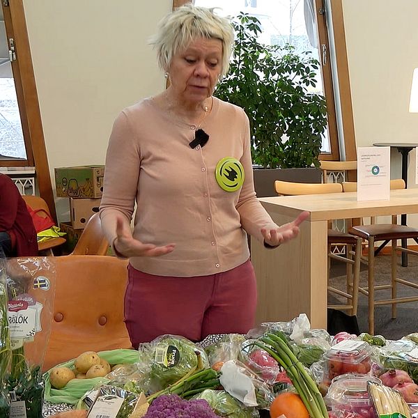 Naturskyddsföreningen i Luleås ordförande Lotta Lindgren står framför ett bord med frukt och grönsaker.