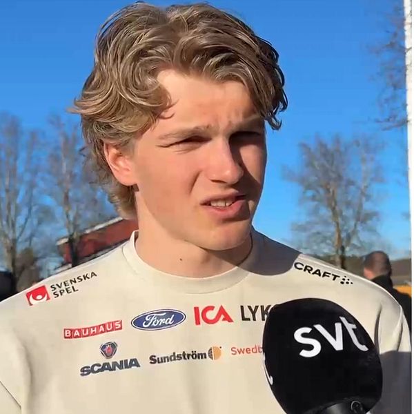 Tvådelad bild. Vänster: intervju med SVT-mikrofon. Höger: skidåkare med flagga i målområdet.