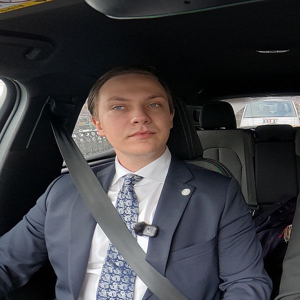 Tobias Andersson i Taxi Fouad, intervjuad i bil om SD:s vapenutspel