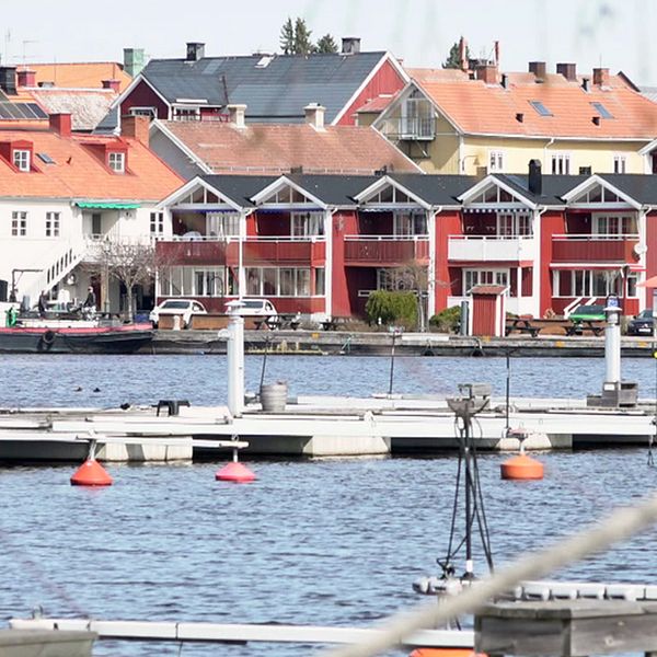 Båthamn i Askersund och kommunstyrelsens ordförande Caroline Dieker (M).