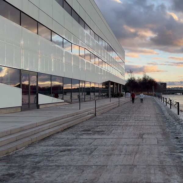 Umeå stadsbibliotek och kulturhuset Väven, modern vit byggnad med personer som går förbi.