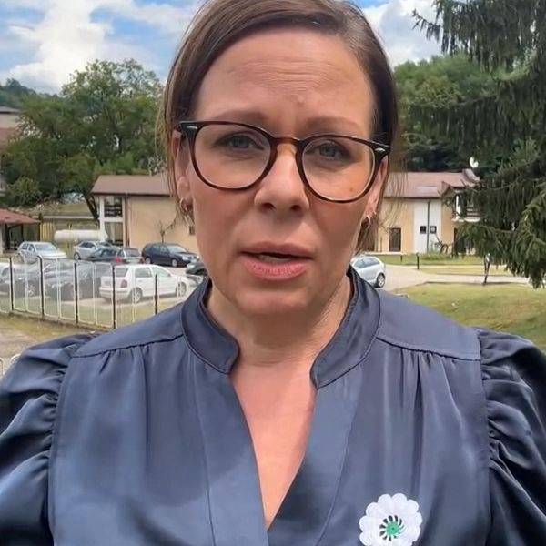 Maria Malmer Stenergard utomhus samt kvinna i flyktingläger i Gaza.