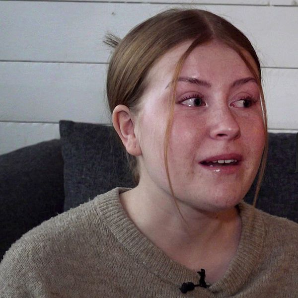 En person med ryggen mot en ljus trävägg, Tuva som berättar om hur hon blev inrymd i ett klassrum under skolskjutningen i Örebro, till höger i bilden visas en infälld chattkonversation.