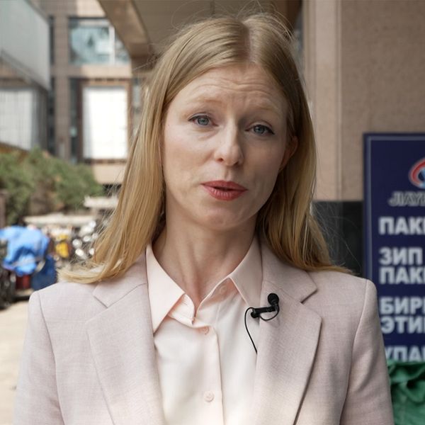 Delad bild. Till vänster: reporter med mikrofon. Till höger: person i kostym på ett evenemang.