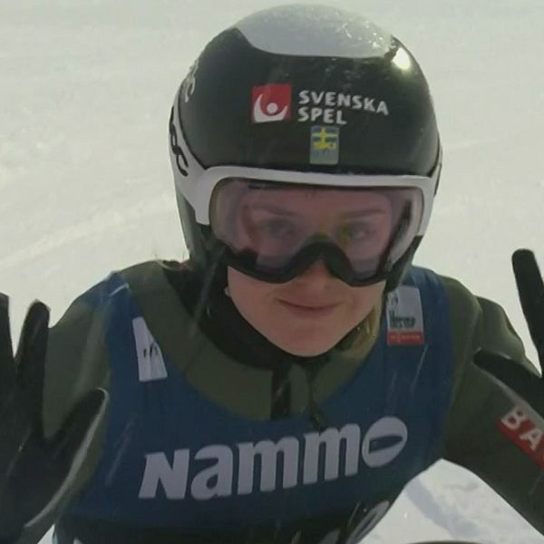 En delad bild som visar två scener från en skidhoppsåvning. Den vänstra sektionen visar en skidåkare i färdigställande position med händerna uppåt, klädd i en skidoverall med sponsorloggor. Den högra sektionen visar samma skidåkare i luften under ett skidhopp, omgiven av snöiga förhållanden.