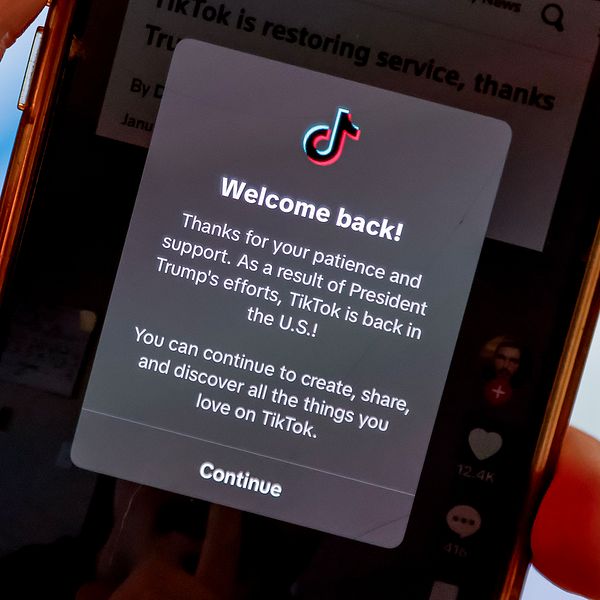 Bild som visar en mobilskärm med meddelandet ”Welcome back!” från TikTok, som informerar användaren om att tjänsten återställs i USA efter tidigare problem. Till höger finns en person i en svart jacka som ger en kommentar om TikTok och möjliga framtida utmaningar för appen.