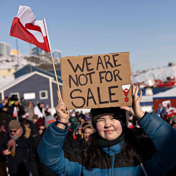 Tvådelad bild. Vänster: protestskylt ”We are not for sale”. Höger: person vid talarstol.