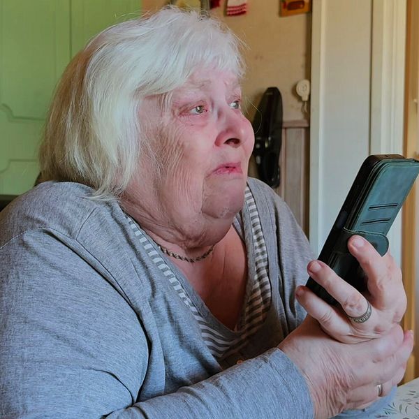 Bilder på två kvinnor, en håller en mobiltelefon och en annan är fotograferad med en kopp i handen.