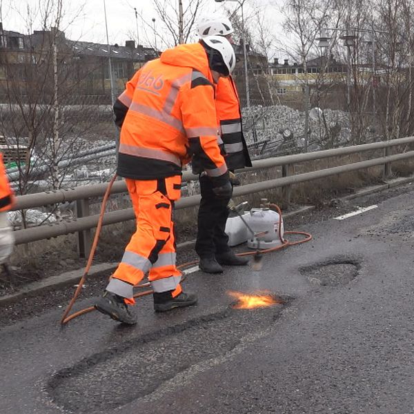 Splitbild som visar på vänstra delen ett påtthol som lagas med asfalt och på högra sidan an kamera som visar vägnätet.