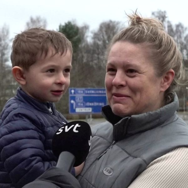 En delad bild. Till vänster står en kvinna med ett barn i famnen. Till höger står en flicka i en jacka och handduk på huvudet som pratar i en mikrofon.
