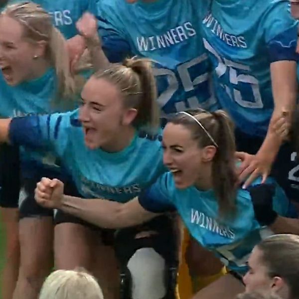 Delad bild. Till vänster: fotbollsspelare firar tillsammans. Till höger: laglyft av pokal på scen.
