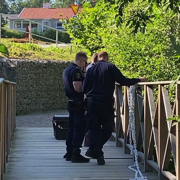 Poliser som söker efter bevis i Sidsjö till vänster, och en bild på åklagare Jens Göransson till höger.