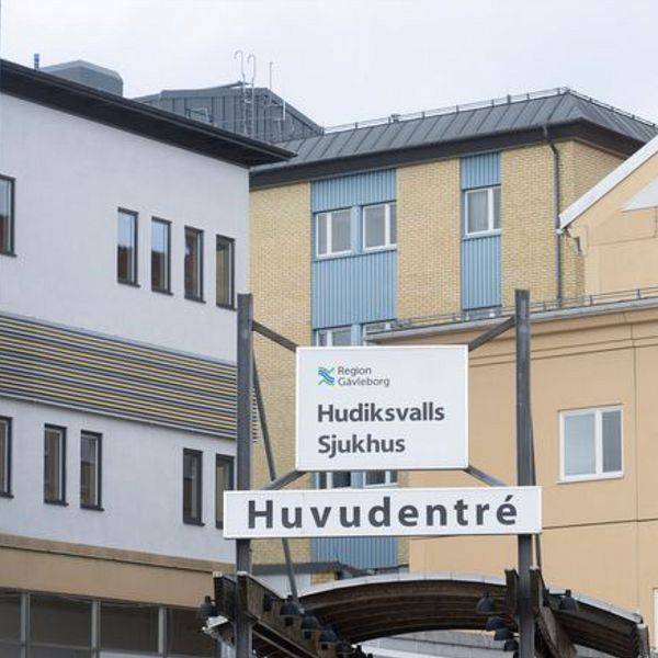 Entrén vid Hudiksvalls sjukhus. Till höger kvinna med beige jacka och mössa framför regionkontoret i Gävle.