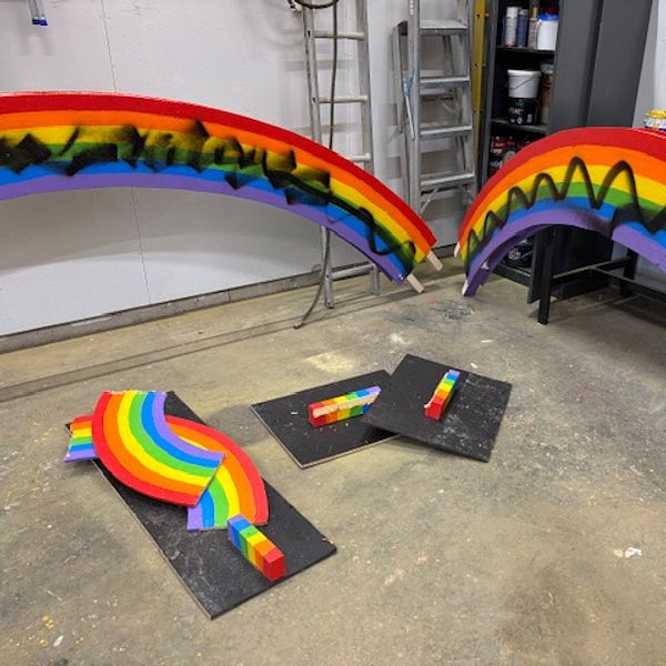 Skadade regnbågsdekorationer som satts upp för att fira pride i Alvesta kommun