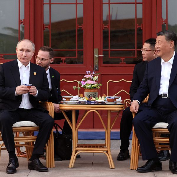 T.h Putin och Xi fikar, t.v SVT:s reporter Tilde Lewin