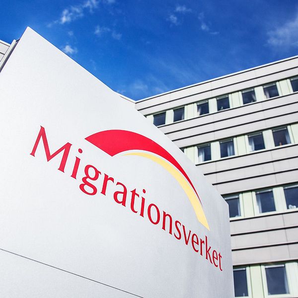 Johanna Strömberg, enhetschef på Migrationsverket, och en skylt på Migrationsverket