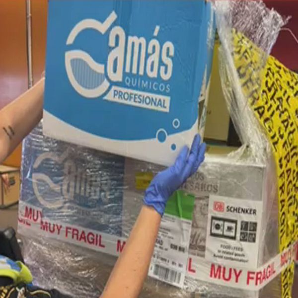 Första sektionen visar en person som bär handskar och håller i en låda märkt ”Camas Químicos Profesional” med varningsetiketter som säger ”MUY FRAGIL”. Andra sektionen visar en hand som håller en tändare nära en oklar substans som brinner.