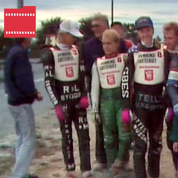 Flera speedwayförare från Bysarnas lag 1988 står uppställda för en gruppbild.