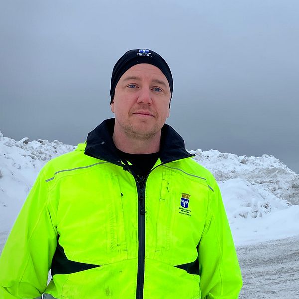 Jonatan Hellström står på snötippen i Östersund.