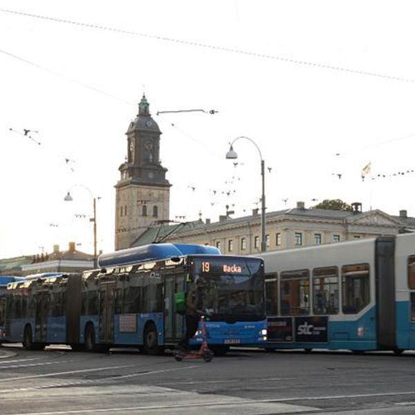 Bilden är delad i två sektioner. Den vänstra sektionen visar en stadsbild med flera blå och vita bussar som står parkerade vid en hållplats, med en klocktorn i bakgrunden. Den högra sektionen fokuserar på en närbild av en person som står på en elektrisk sparkcykel, med fötterna placerade på sparkcykeln.