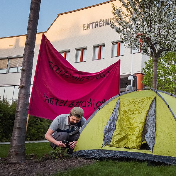 Studenter ordnar tält på campus Örebro