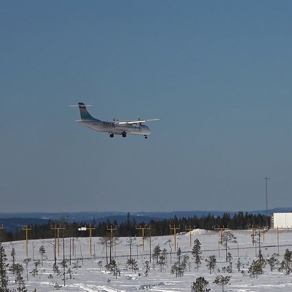 Flygplan på väg att landa på flygplatsen i Sälen