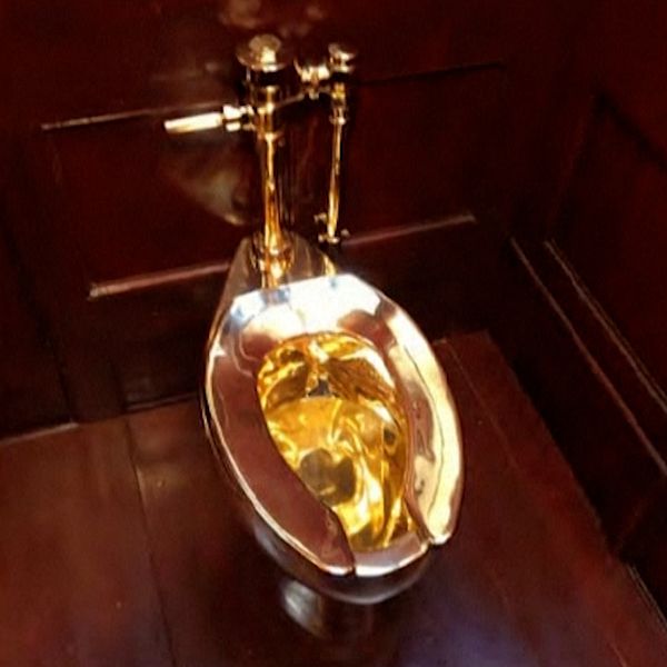 Tvådelad bild. Vänster: Toalett i guld. Höger: Person under paraply, lutar sig mot en bil.