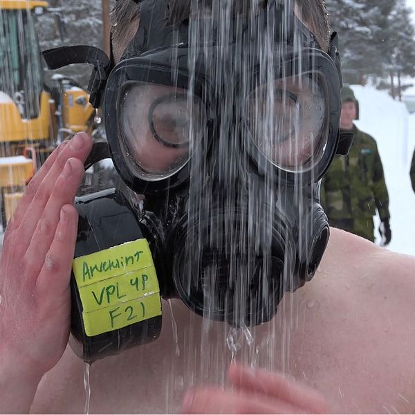 Värnpliktiga på F 21 i Luleå övar på kemattacker i vintermiljö i enbart underkläder.
