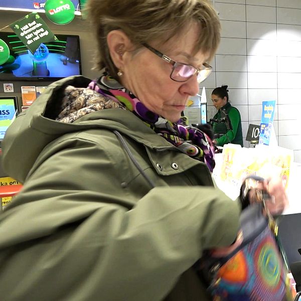 72-åriga fyller år på skottdagen så på ett sätt blir hon 18 idag. Hon firar med att köpa snus ”lagligt” på en kiosk.