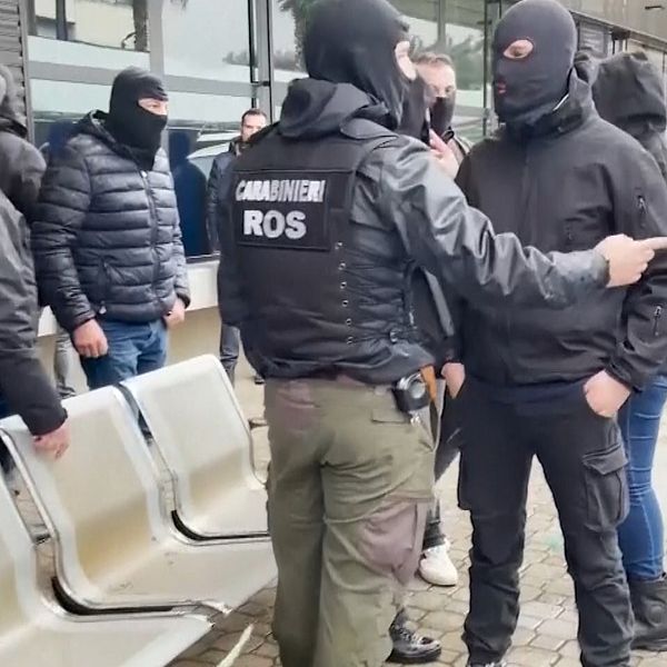 maskerad italiensk polis och en man i kavaj