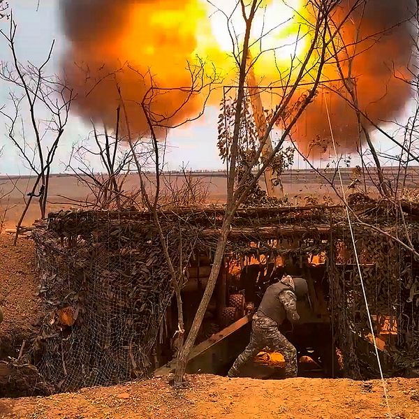 Till vänster: En rysk Giatsint-b skjuter mot ukrainska positioner på en okänd plats i Ukraina. Till höger: Joakim Paasikivi
