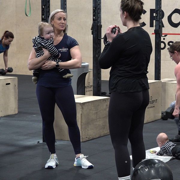 Flera mammor som tränar i crossfit box