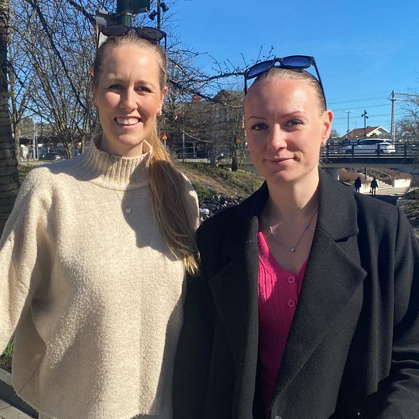 Tvådelad bild som visar föräldrarna som intervjuats i inslaget.