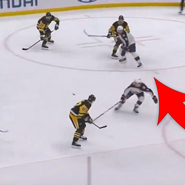 Delad bild. Vänster: hockeyspelare i spel. Höger: Pittsburgh-spelare i gultröja.