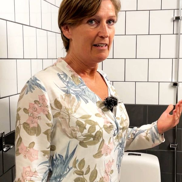 Rektor står inne på toalett på Hedda Anderssongymnasiet och visar brandlarm