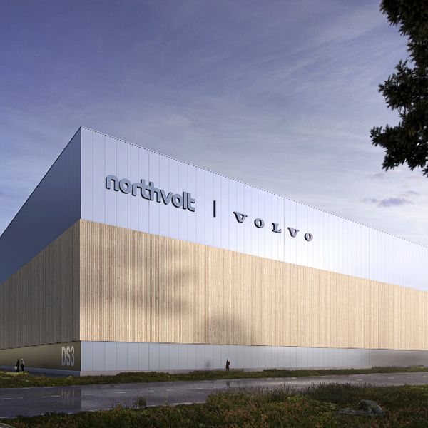 Till vänster: Modell av fabrik, blå och beige, med texterna Northvolt och Volvo mot en blå himmel.