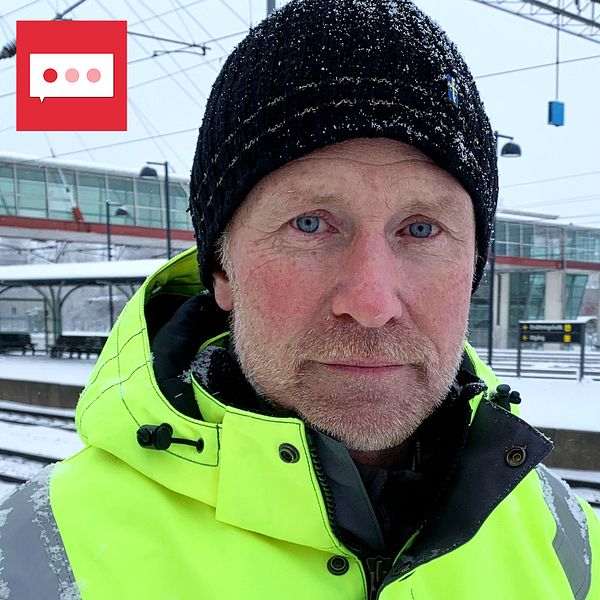 Jonas Bruce som är enhetschef för järnvägsunderhåll står vid Hallsbergs station.