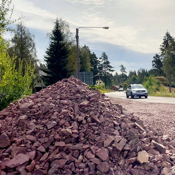 Delad bild – till höger en bild på en grushög intill en väg där en bil passerar, till höger en bild på en man med grå tröja.