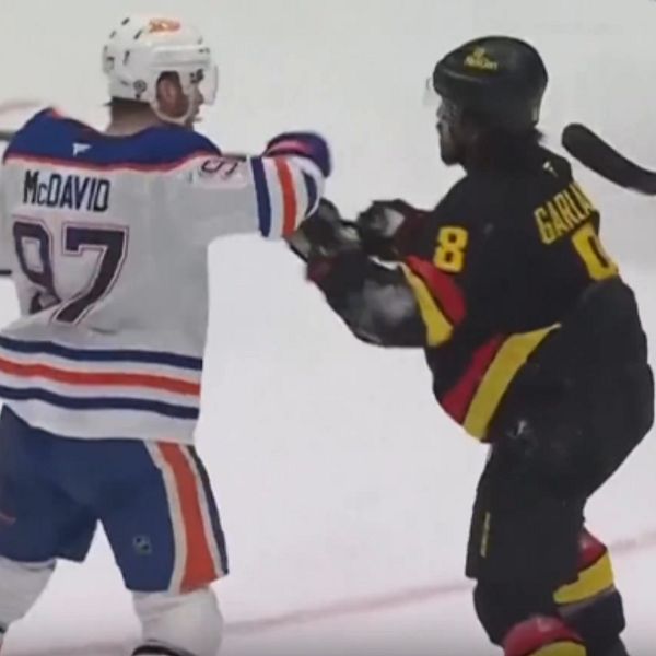 TVÅDELAD BILD: Vänster sektion visar en ishockeyspelare, Connor McDavid, i en vit och blå tröja, som håller i axeln på en motståndare, medan höger sektion visar samma spelare, men med mer närbild av en slå-detta-scen där McDavid försöker försvara sig mot en tackling från Gabin (nummer 8) som bär en svart och guldtröja.