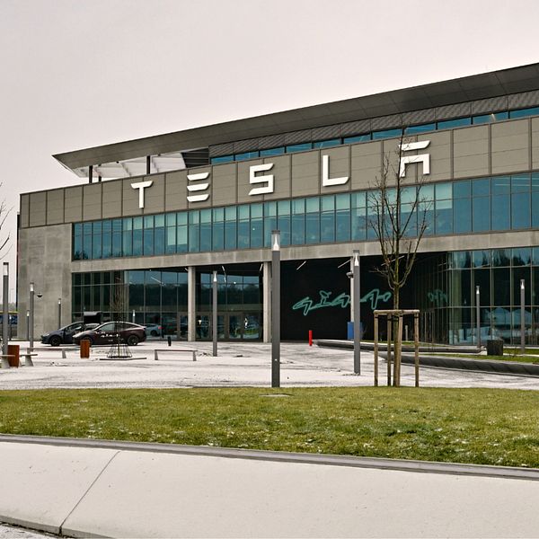 Tesla byggnad, en man som tittar in i kameran
