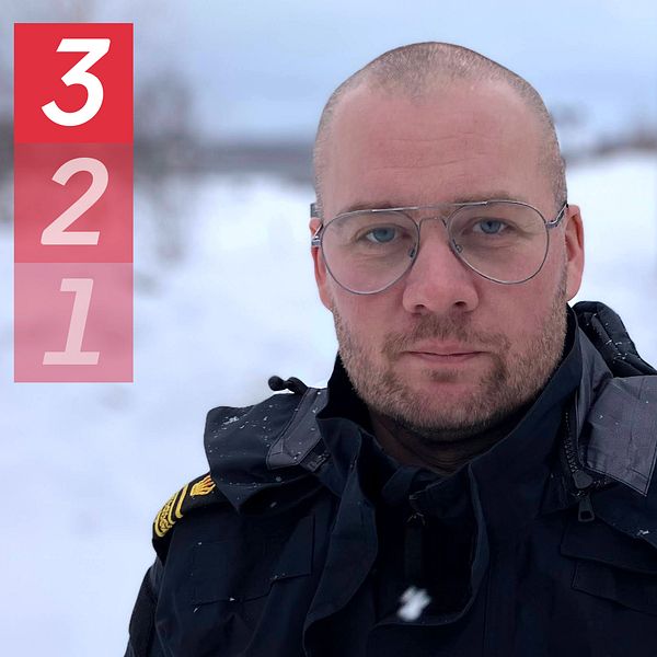 Porträttbild på Christoffer Morén vid polisen i Västerbotten – man med glasögon och polisuniform på en snöig gata