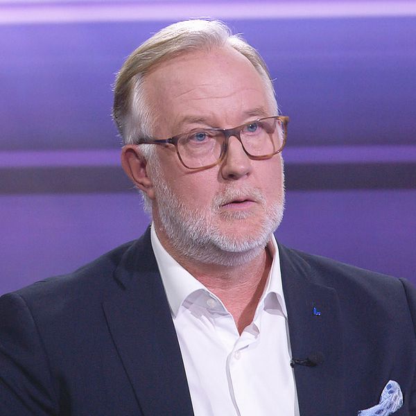 Tvådelad bild. Till vänster Liberalernas partiledare Johan Pehrson som gästar SVT:s program 30 minuter, till höger Sverigedemokraternas partiledare Jimmie Åkesson.