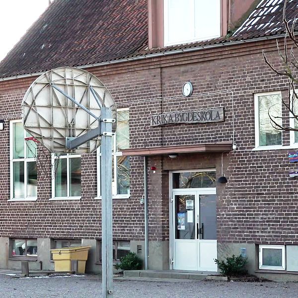 Tvådelad bild. Vänster: Krika Bygdeskola utanför Klippan som består av en röd tegelbyggnad. Höger: Emilia i mörkt hår i paljetthoodie.