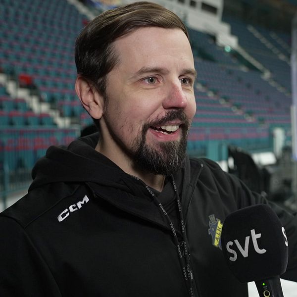 Viktor Tuurala jäähallissa jääkiekkokypärä kädessään.