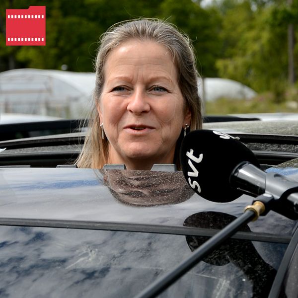 Armbågshälsning och en intervju från en bil