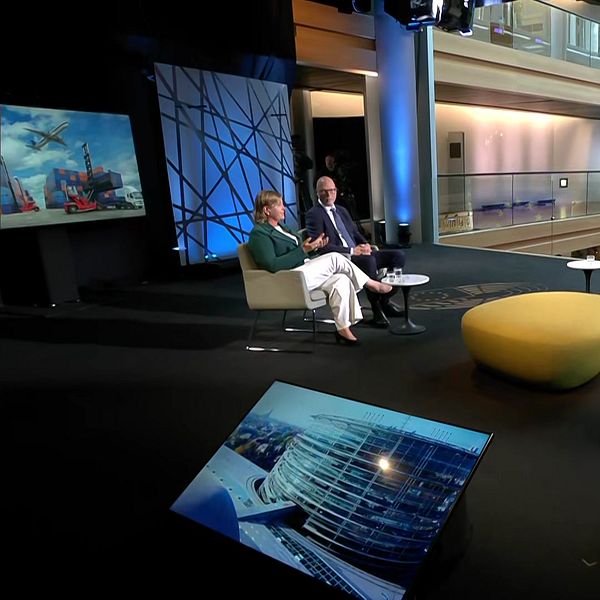 Jörgen Warborn (M/EPP), Karin Karlsbro (L/RE) och Hanna Gedin (V/GUE/NGL) diskuterar hur EU ska klara konkurrensen med Niklas Svensson, SVT.