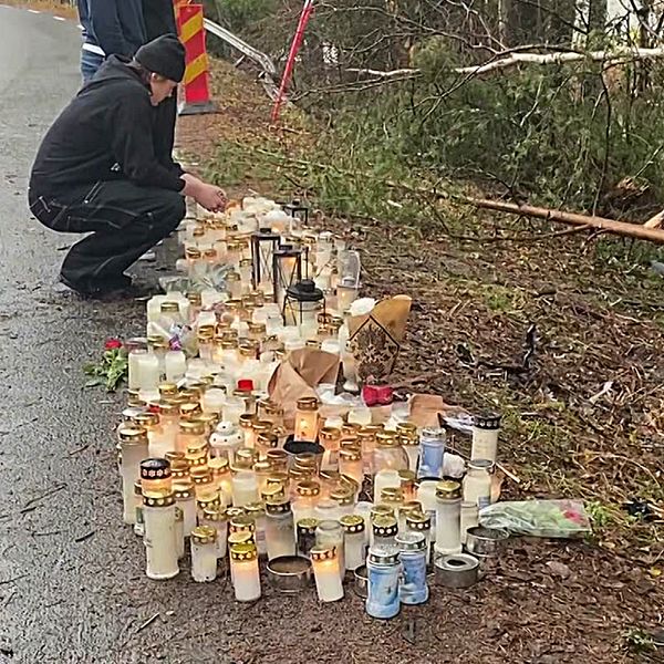 En ung man sitter på huk vid olycksplatsen där tre personer omkom samt Eva Lindbäck, gymnasiechef i Luleå,