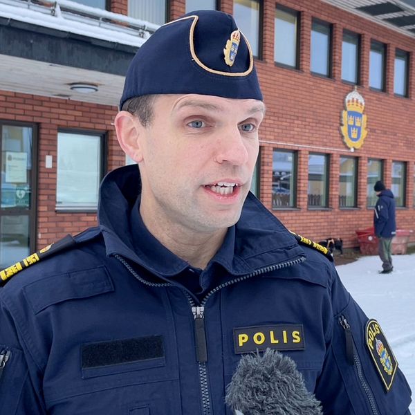 En delad bild som visar en polis utanför en byggnad märkt med polisens emblem till vänster och en bild som visar en restaurang i Sälen till höger, där byggnaden och marken är täckt av ett tunt lager snö. Vid entrén till restaurangen sitter en skylt som informerar om att området kameraövervakas.