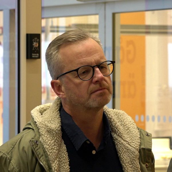 Socialdemokraternas ekonomisk-politiske talesperson Mikael Damberg i samtal med butiksägare