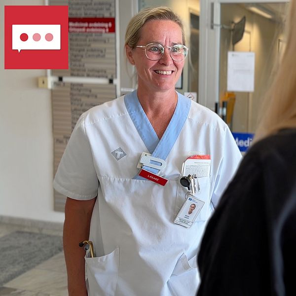 Läkaren och verksamhetschef Marie Jinder på Medicinkliniken vid Skellefteå Lasarett står och pratar med kvinna i svart tröja